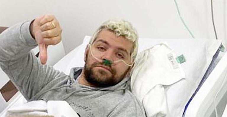 Humorista Victor Sarro é levado às pressas para o hospital e desabafa: “Achei que morreria”