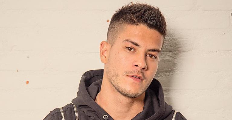 Arthur Aguiar fecha contrato com a Record e fará próxima novela bíblica