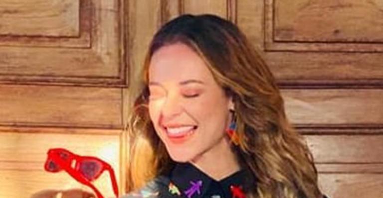 Que beldade! Em casa, Paolla Oliveira se produz toda e elege saia justíssima para o ‘Criança Esperança’