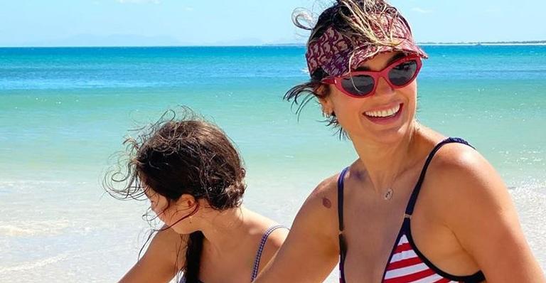 De biquíni, Flávia Alessandra exibe abdômen trincado em clique com herdeira