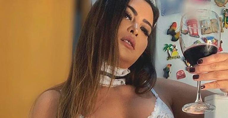 Geisy Arruda posa sem nada por baixo de avental e dá lição: “Seja feliz na cama”