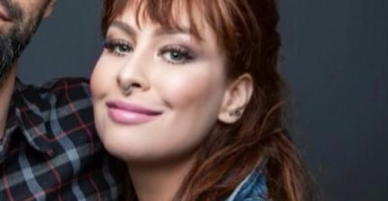 Pitty celebra 14 anos de união com marido, baterista de sua banda: ”Catorze e contando”