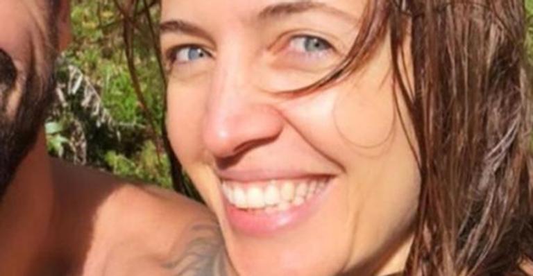 Poliana Abritta publica foto raríssima com o namorado e se declara: “Meu gato”