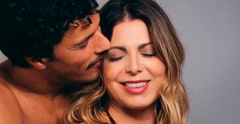 Sheila Mello recebe “encoxada” do namorado em ensaio de fotos e se declara: “Que sorte a nossa”