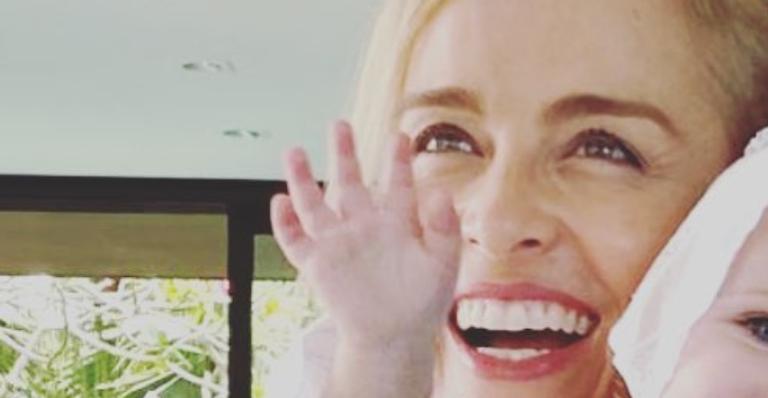 Angélica posa sorridente ao celebrar aniversário da sobrinha e semelhança impressiona: ”Sua cara!”