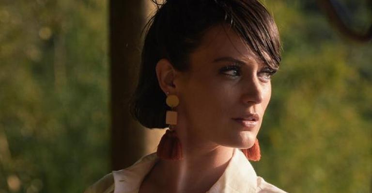 Bianca Bin posa reflexiva e manda recado: ”Não busque a vaidade de ter o melhor que os outros”