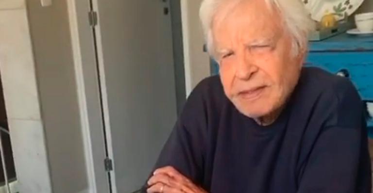 Cid Moreira celebra chegada dos 93 anos com bolo e aparece em vídeo: “Muitos anos de vida”