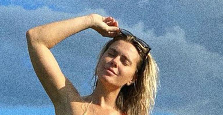 Aos 42 anos, Carolina Dieckmann posa com body cavadíssimo e exibe corpão: “Perfeição existe”