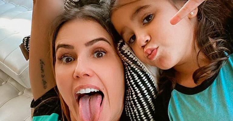 Deborah Secco faz dancinha com a filha na academia e abdômen sequinho deixa web babando