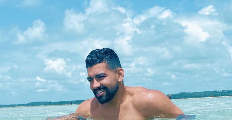 Em dia de praia, Dilsinho esbanja beleza e arranca suspiros dos fãs: ”Sereião”
