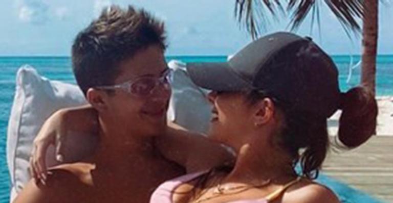 Filho caçula de Leonardo surge em momento de intimidade com a namorada: “Lugares favoritos”