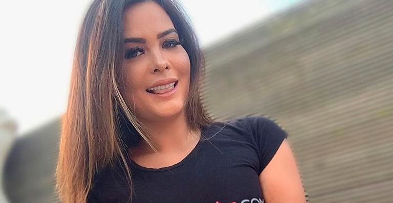 Geisy Arruda usa somente camiseta curtinha e por pouco não mostra tudo: “Passando o rodo”