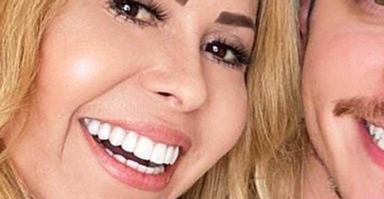 Joelma publica foto raríssima com o filho gato de 25 anos e fãs se oferecem: “Oi sogra”
