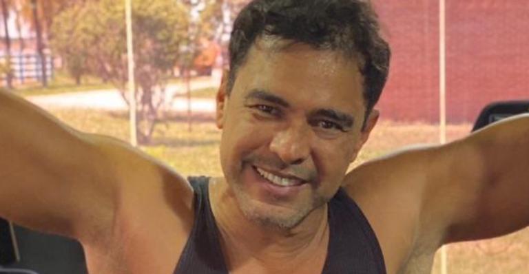 Na academia, Zezé di Camargo mostra brações musculosos e incentiva fãs: ”Bora!”