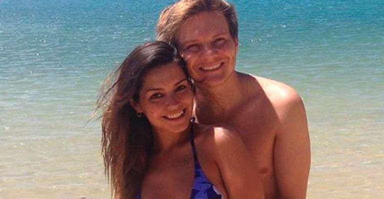 Thais Fersoza compartilha momento de viagem com Michel Teló na praia: “Aventuras de casal”