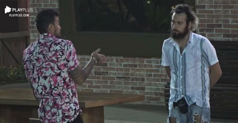 A Fazenda 12: Em conversa franca, Lipe tenta abrir os olhos de Cartolouco sobre Biel: “Não tem a humildade”
