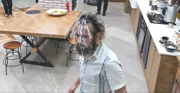 A Fazenda 12: Raissa se descontrola após a Roça e joga creme na cara dos peões: “Falso do c******”