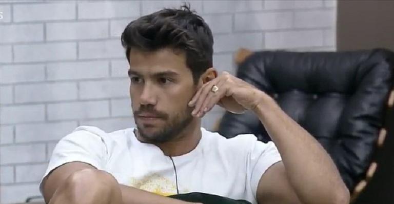 A Fazenda 12: Após surto de Raíssa, Mariano dispara contra peoa: “Vou cagar nas roupas dela”