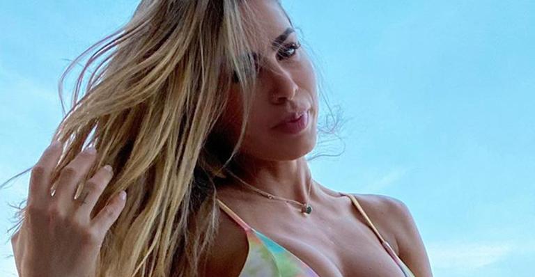 Bailarina do Faustão, Erika Schneider dispensa retoques e mostra estrias no bumbum: “Autêntica”