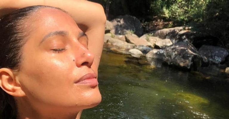 Camila Pitanga esbanja beleza durante banho de sol: ”Perfeita”