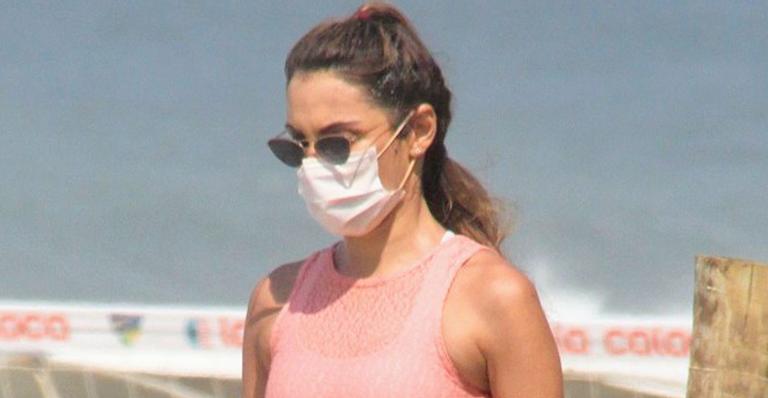 Acompanhada, Patrícia Poeta surge com look coladinho ao correr na praia e exibe exuberância aos 43 anos