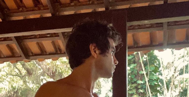 Daniel Blanco deixa fãs babando ao surgir sem camisa em clique ousado
