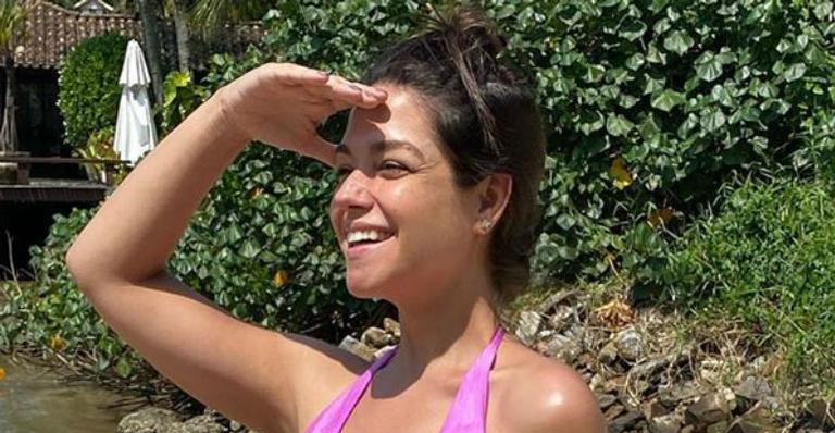 Em clique raro, Thais Fersoza surge com maiô decotado e corpão rouba a cena: “Humilha a gente”