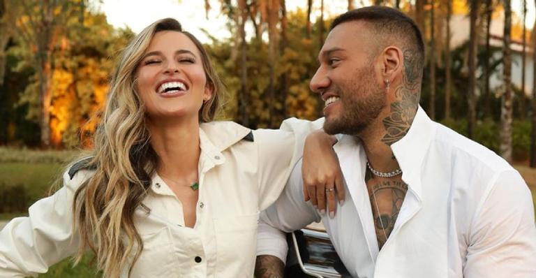 Grávida, esposa de Lucas Lucco faz pose clássica e exibe barriguinha saliente: ”Crescendo!”