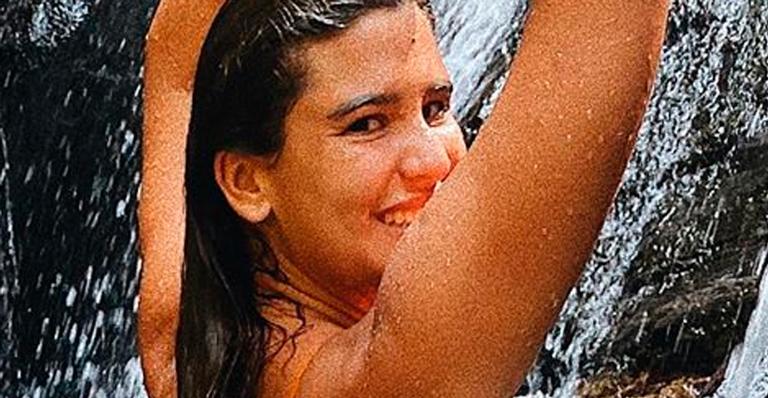 Filha de Flávia Alessandra, Giulia Costa curte banho de cachoeira e mostra corpão: “Quero mais”