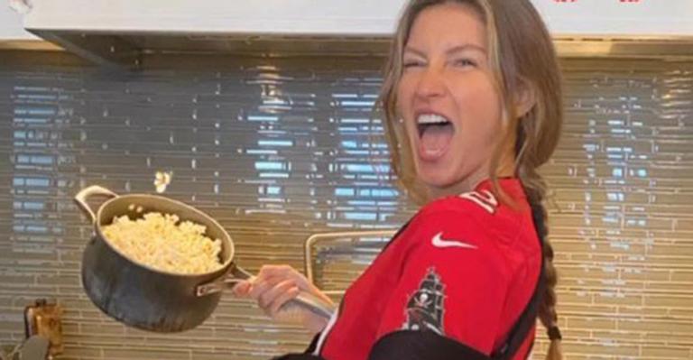 Gisele Bündchen preocupa fãs ao surgir usando tipoia em clique: “Me recuperando”