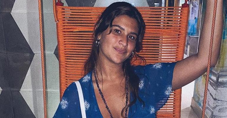 Giulia Costa usa look fresquinho e deixa corpão dourado em evidência: ”A cara da mãe”