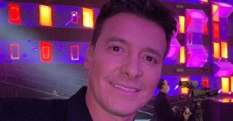 Rodrigo Faro surge em frente a sua mansão e porta gigantesca choca internautas: “Causa um terremoto”