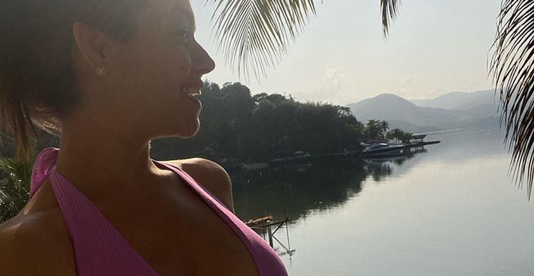 Aos 36 anos, Thais Fersoza mostra lado sensual e posa com maiô decotado: “Um espetáculo”