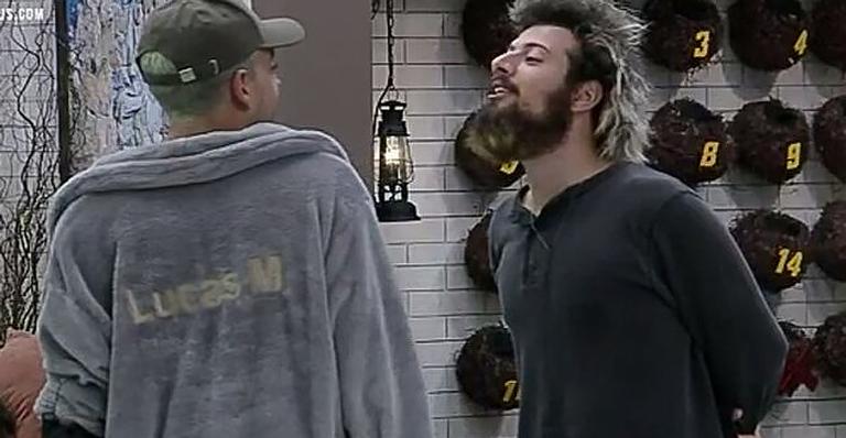 A Fazenda 12: Lucas e Cartolouco recriam briga de Rafa Kalimann e Flayslane no BBB20