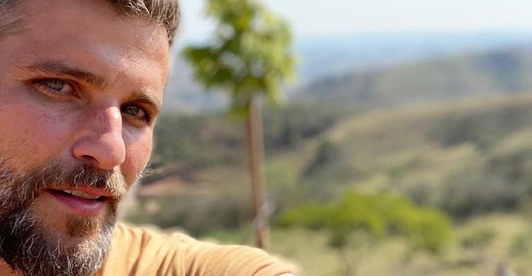 Bruno Gagliasso planta árvore e dá nome de sua avó para a planta: ”Que floresça muito”