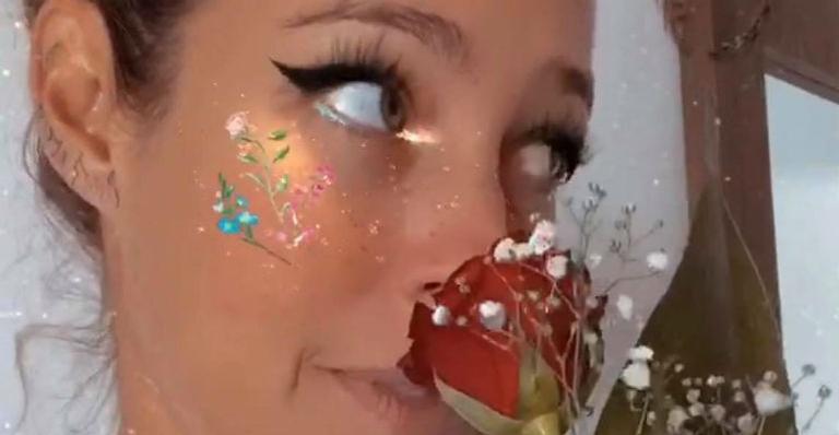 Isolada com Covid-19, Luana Piovani recebe flor de admirador secreto: “Te amo Lua”