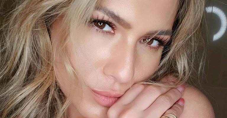 Sensualizou! Lívia Andrade posa nua e eleva a temperatura na web: “A mais linda do Brasil”