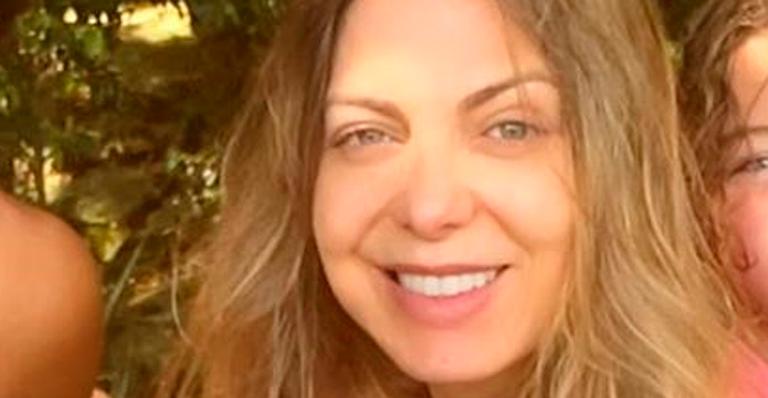 Sheila Mello curte dia na natureza com namorado e filha e encanta: “Parece uma boneca”