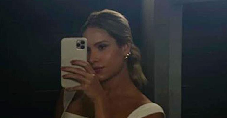 Esposa de Wesley Safadão posa de lingerie em clique indiscreto e fãs marcam o cantor: “Corre aqui”