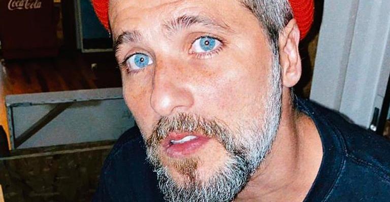 Bruno Gagliasso fotografa Zyan de ponta-cabeça e olhões azuis do bebê encantam: “Que lindeza”