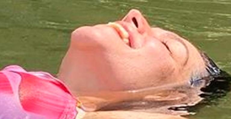 De biquíni, Thais Fersoza boia na água e mostra corpão ao sol: “Mamãe se permite”