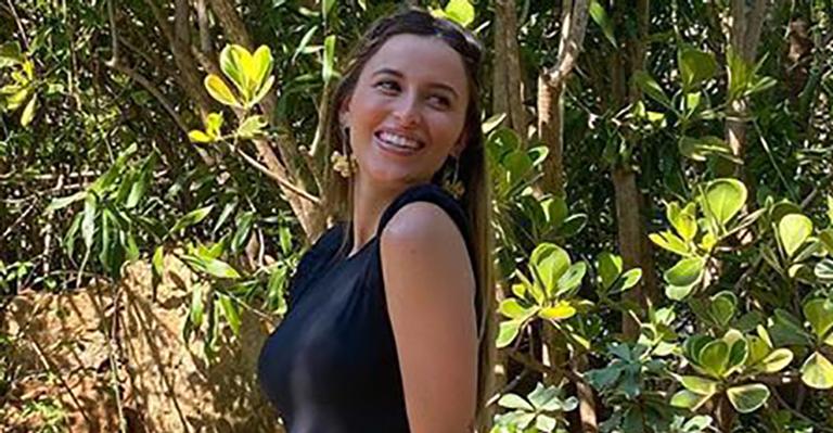 Esposa de Lucas Lucco aposta em vestido justo e deixa barriguinha de grávida em evidência: “Estilo de mãe”