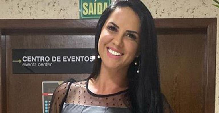 Graciele Lacerda posa com vestido coladíssimo para noitada com Zezé di Camargo: “Escândalo”