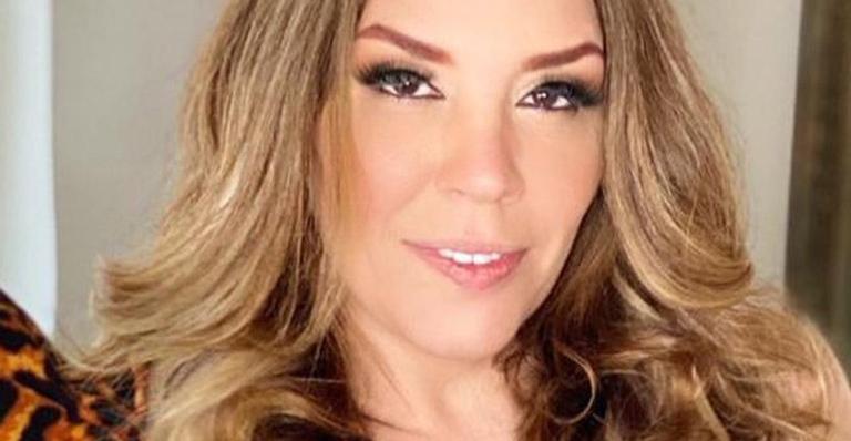 Aos 44 anos, Simony desabafa com vestido de oncinha glamuroso: “Não quero nada de ninguém”