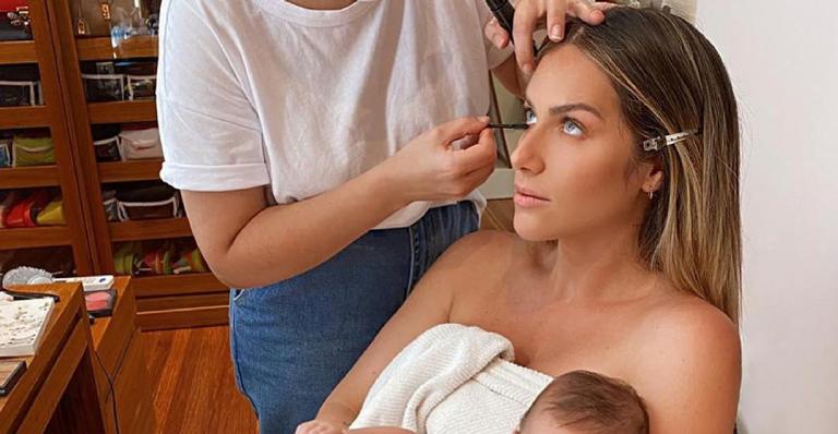 Giovanna Ewbank faz maquiagem com o filho mais novo nos braços: ”Grudinho”