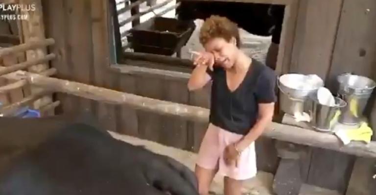 A Fazenda: Vegana, Lidi Lisboa chora ao tirar leite de vaca