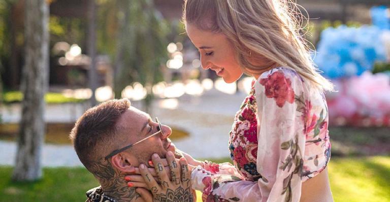 Acabou o mistério! Lucas Lucco e Lorena Carvalho anunciam sexo do bebê