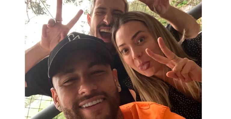 De volta ao Brasil, Neymar Jr. compartilha momento ao lado da ex, Carol Dantas