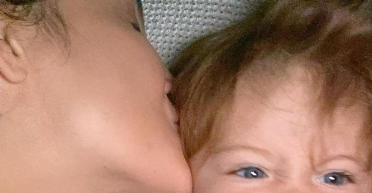 Olhinhos azuis! Claudia Leitte compartilha momento de carinho com a filha, Bella: ”Amor louco”