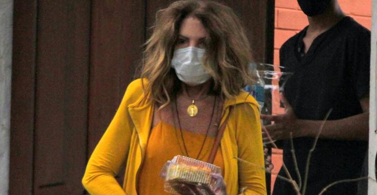 Recuperada da Covid-19, Elba Ramalho é clicada saindo de igreja